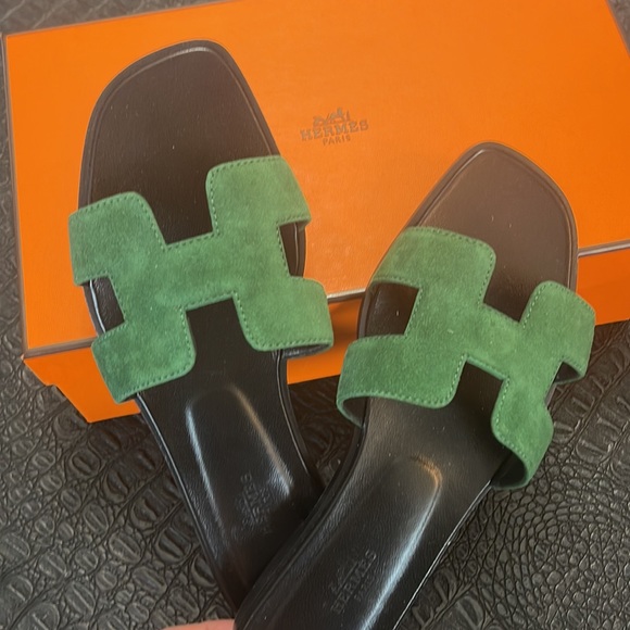 HERMES ORAN VELVET GREEN GOATSKIN WOMEN'S SANDAL 37.5 I0 VERT ELECTRIQUE - Picture 1 of 5